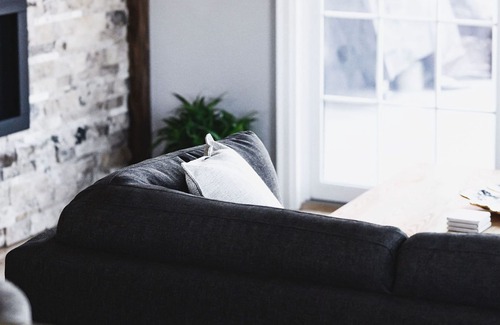 Beamsville House | Red Haven Hideaway is a renovated barn nestled in the Niagara's wine country