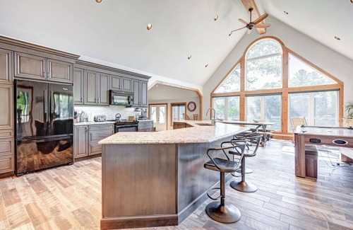 Trent Lakes Cottage | Red Haven Paradise On The Lake with Hottub & Sauna
