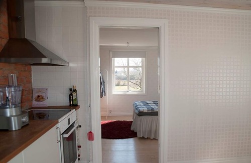 Degerhamn House | Red house 200 meters from the water overlooking bird-rich beach meadows.