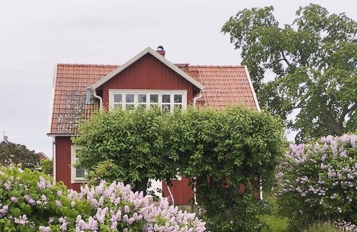 Degerhamn House | Red house 200 meters from the water overlooking bird-rich beach meadows.