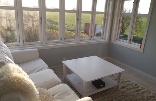 Degerhamn House | Red house 200 meters from the water overlooking bird-rich beach meadows.