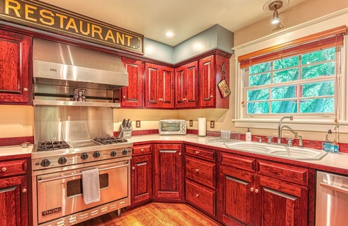 Livingston House | Red House Homestead · Picturesque Paradise Valley Home near town & river