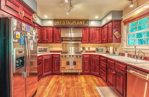 Livingston House | Red House Homestead · Picturesque Paradise Valley Home near town & river