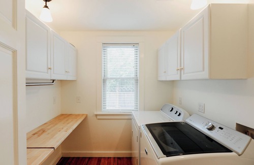 Northport House | Red House on the Corner – Walk to Beach, Marina & Dining. Family-Friendly Luxury
