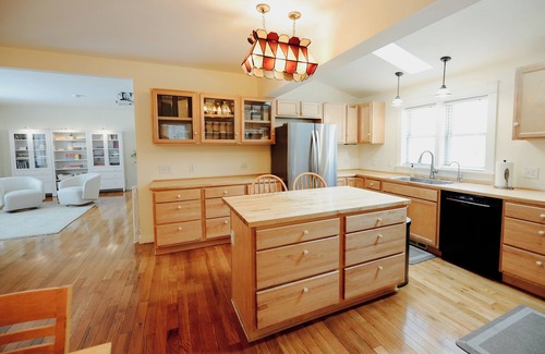 Northport House | Red House on the Corner – Walk to Beach, Marina & Dining. Family-Friendly Luxury