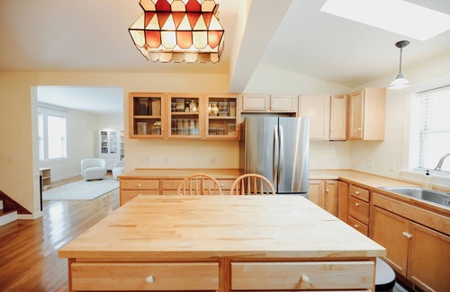 Northport House | Red House on the Corner – Walk to Beach, Marina & Dining. Family-Friendly Luxury