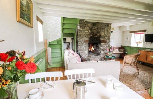Llandeilo Cottage | RED KITE LODGE, pet friendly, character holiday cottage in Llandeilo