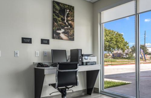 Katy Hotel | Red Lion Inn & Suites Katy