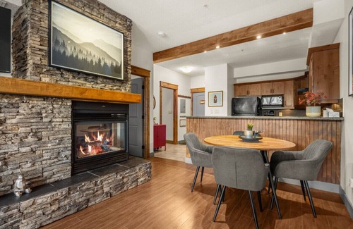 East Kootenay Apartment | Red Maple Retreat | Hot Tub | Pool | Gas Fireplace