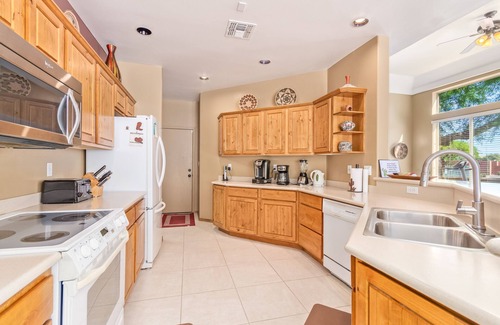 Red Mountain Ranch House | Red Mountain Ranch Country Club Gated Community 2 Kings 1 Queen