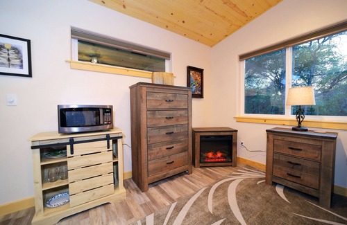 Three Rivers House | Red Mountain Suite 1 mile to Sequoia Natl Park!