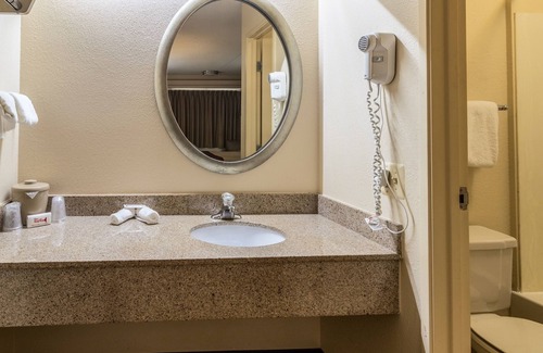 Belleville Hotel | Red Oak Inn Detroit Metro Airport - Belleville