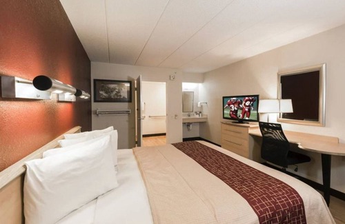 Belleville Hotel | Red Oak Inn Detroit Metro Airport - Belleville