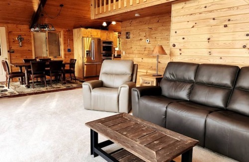 Longville House | Red Oak Lodge Family-friendly fishing paradise!