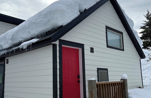 Rossland Ski Chalet | Red Powder House with Foosball Table. Downtown Rossland 5 min to Red Mountain