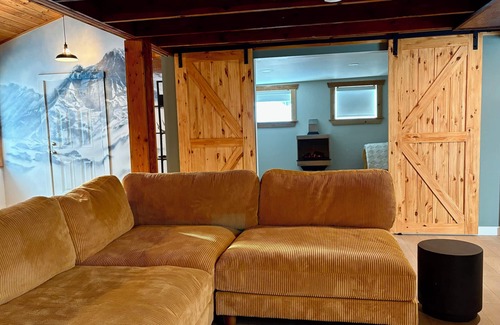 Rossland Ski Chalet | Red Powder House with Foosball Table. Downtown Rossland 5 min to Red Mountain