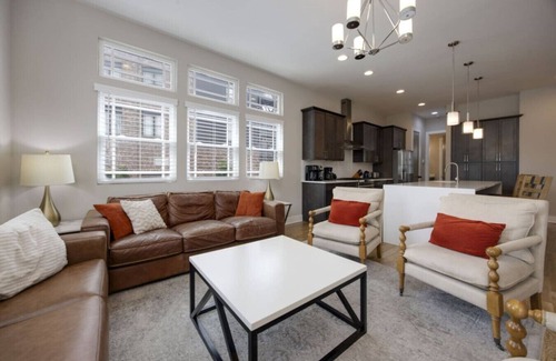 Hadley - Washington House | Red Radiance - Hot Tub - Dual Balconies