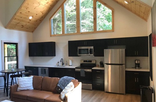 Campton Cabin | Red River Gorge Wolf Den Luxury Cabin Hottub Wi-Fi