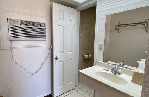 Clarksville Hotel | Red River Inn