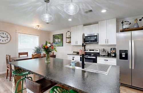 Bryan House | Red Robin House ~ Aggieland Vacation Rentals