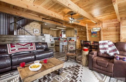Island Park Cabin | Red Rock Cabin- Gorgeous Lake and Mountain Views 20 Min to Yellowstone