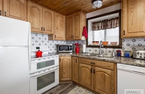 Island Park Cabin | Red Rock Cabin- Gorgeous Lake and Mountain Views 20 Min to Yellowstone