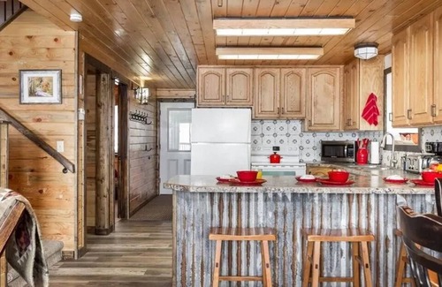 Island Park Cabin | Red Rock Cabin- Gorgeous Lake and Mountain Views 20 Min to Yellowstone