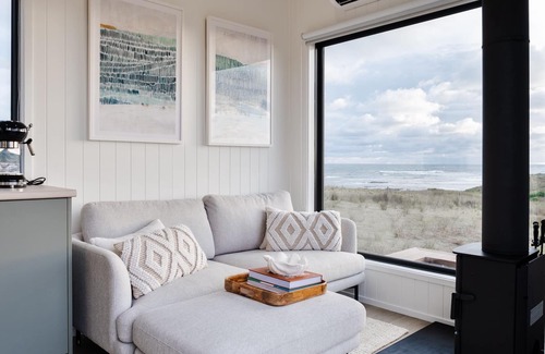 King Island Council Cabin | Red Rock Hut - oceanfront tiny house on King Island with hot tub and sauna