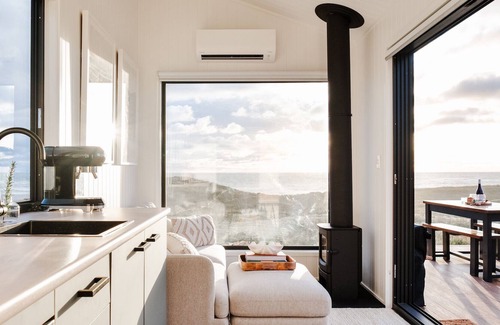 King Island Council Cabin | Red Rock Hut - oceanfront tiny house on King Island with hot tub and sauna