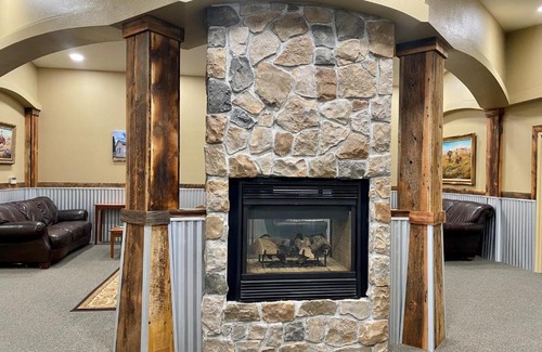 Challis Hotel | RED ROCK LODGE