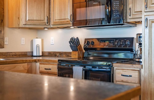 Jasper Cabin | Red Rock Vista Cabin-Summer Family Vacation in Jasper