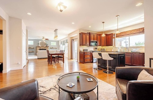 Lakewood House | Red Rocks & Golden Getaway