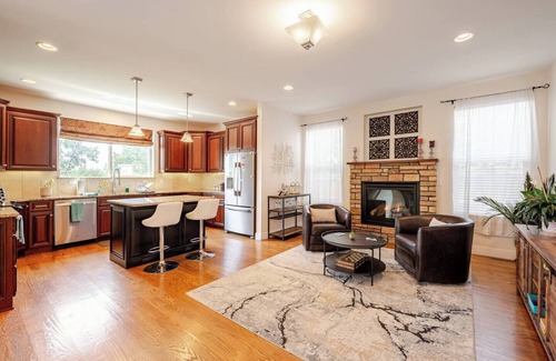 Lakewood House | Red Rocks & Golden Getaway