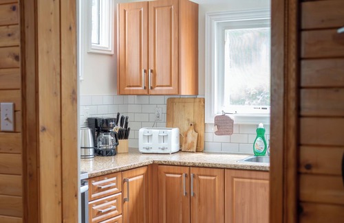 Tobermory House | Red Roof Cottage-Sleeps 22 | 5 Mins to Downtown Tobermory!