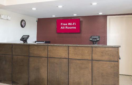 Bloomington Hotel | Red Roof Inn Bloomington - Normal/University