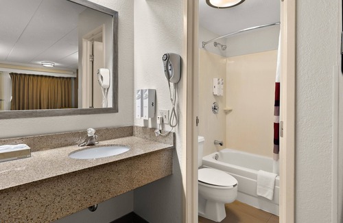 Westlake Hotel | Red Roof Inn Cleveland - Westlake