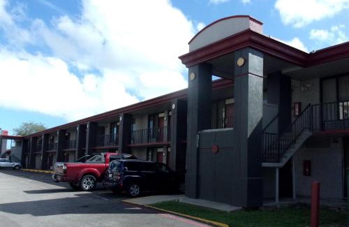 Central City Hotel | Red Roof Inn Corpus Christi North - Near Downtown