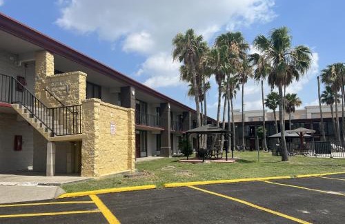 Central City Hotel | Red Roof Inn Corpus Christi North - Near Downtown