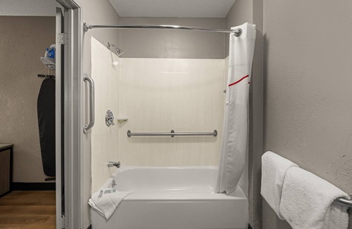 Madison Heights Hotel | Red Roof Inn Detroit - Royal Oak/Madison Heights