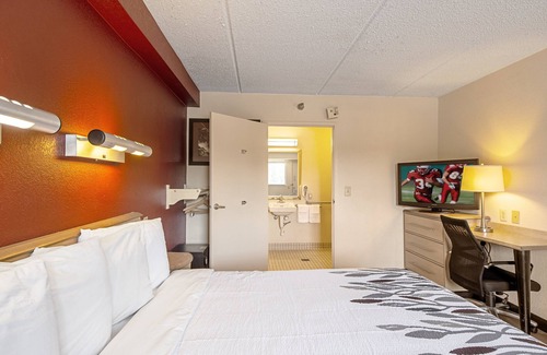 White Hall Hotel | Red Roof Inn Fairmont