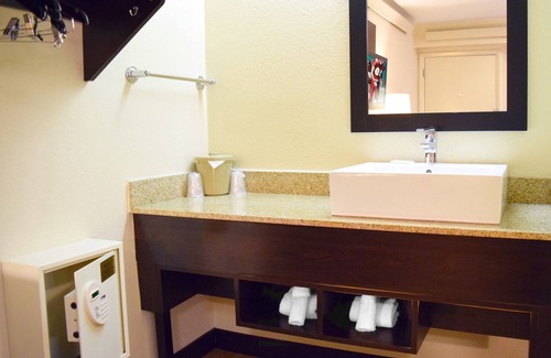Amherst Hotel | Red Roof Inn PLUS+ University at Buffalo - Amherst