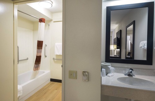 Newark Hotel | Red Roof Inn PLUS+ Wilmington - Newark