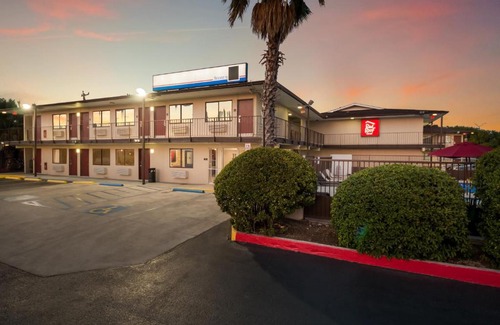 Arena District Hotel | Red Roof Inn San Antonio E - Frost Bank Center