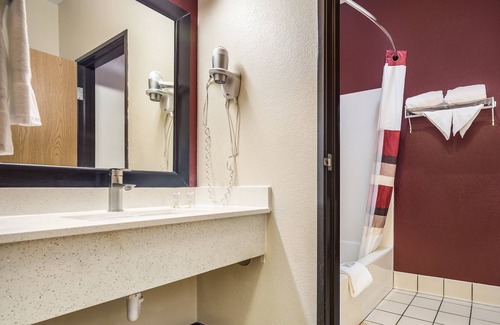 Troy Hotel | Red Roof Inn St Louis - Troy, IL