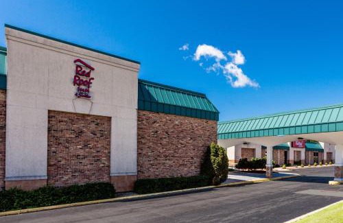 DeKalb Hotel | Red Roof Inn & Suites DeKalb