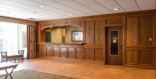 DeKalb Hotel | Red Roof Inn & Suites DeKalb