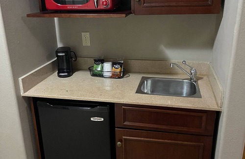 Melvindale Hotel | Red Roof Inn & Suites Detroit-Melvindale/Dearborn