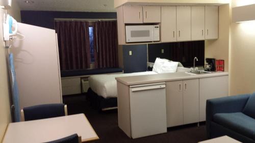 Euless Hotel | Red Roof Inn & Suites Euless - DFW Airport Southwest