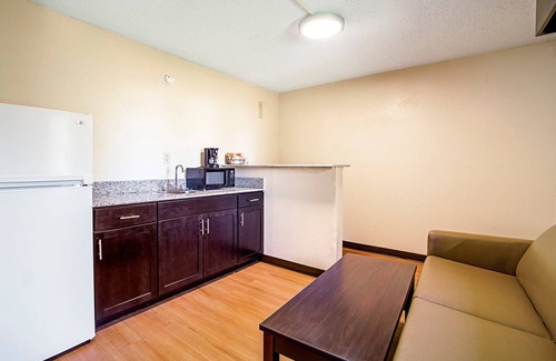 Greenwood Hotel | Red Roof Inn & Suites Greenwood, SC