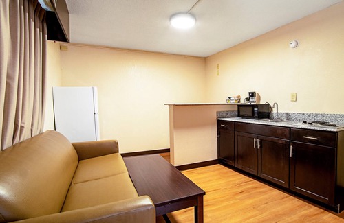 Greenwood Hotel | Red Roof Inn & Suites Greenwood, SC